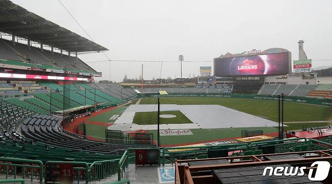 비 오는 인천, 동상이몽…강행 원하는 삼성, 순연 바라는 SSG[준PO]