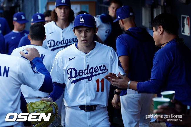 로버츠가 사사키를 마중 나가다...3이닝 퍼펙트