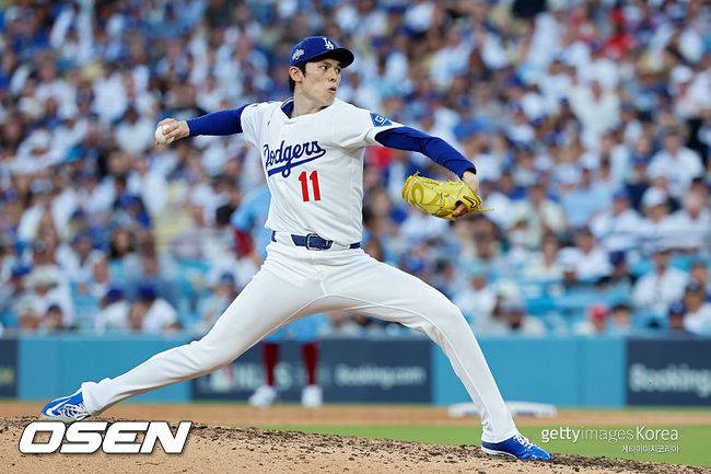 로버츠가 사사키를 마중 나가다...3이닝 퍼펙트