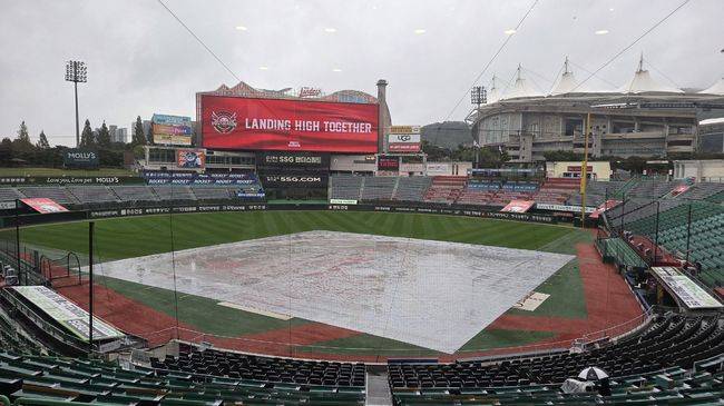 '워닝 트랙은 물바다' 비에 흠뻑 젖었다, 삼성-SSG 2차전 취소될까...밤까지 계속 비 예보 [오!쎈 인천]