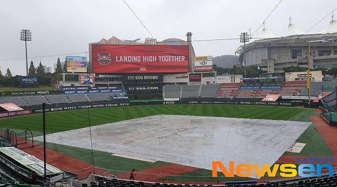 가을비에 흠뻑 젖은 인천..준플레이오프 2차전, 예정대로 열릴 수 있을까