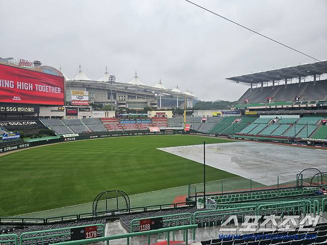 '에이스가 장염이라니' SSG, 가을 단비에 시간 버나…비 그칠 기미 없는 랜더스필드, 2차전 개시 불투명
