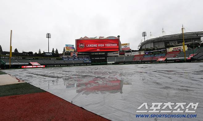 [공식발표]'날씨 왜 이래?' 준PO 2차전 끝내 우천 순연…한화 PO 일정 밀리나