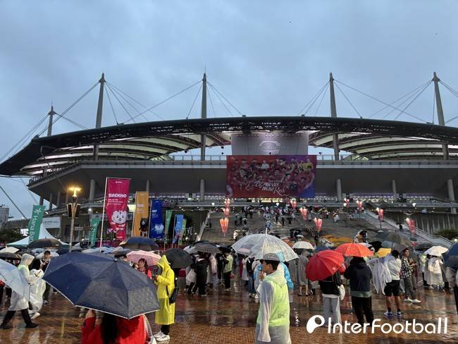 [IN VIEW] 가을비가 무슨 상관이랴...킥오프 두 시간 전 경기장 모인 축구 팬들