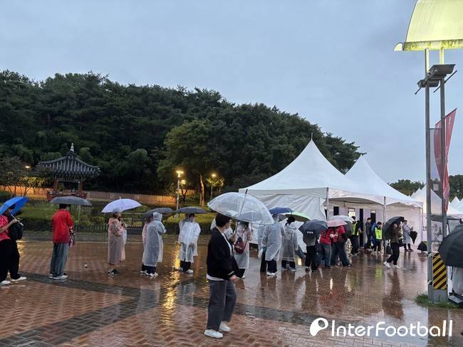 [IN VIEW] 가을비가 무슨 상관이랴...킥오프 두 시간 전 경기장 모인 축구 팬들