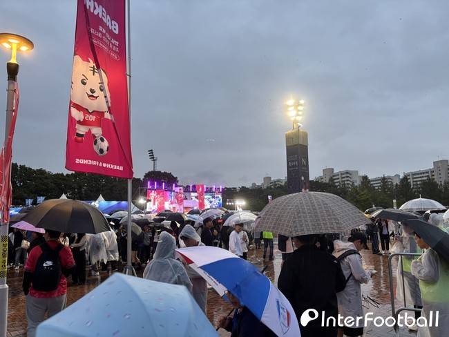 [IN VIEW] 가을비가 무슨 상관이랴...킥오프 두 시간 전 경기장 모인 축구 팬들