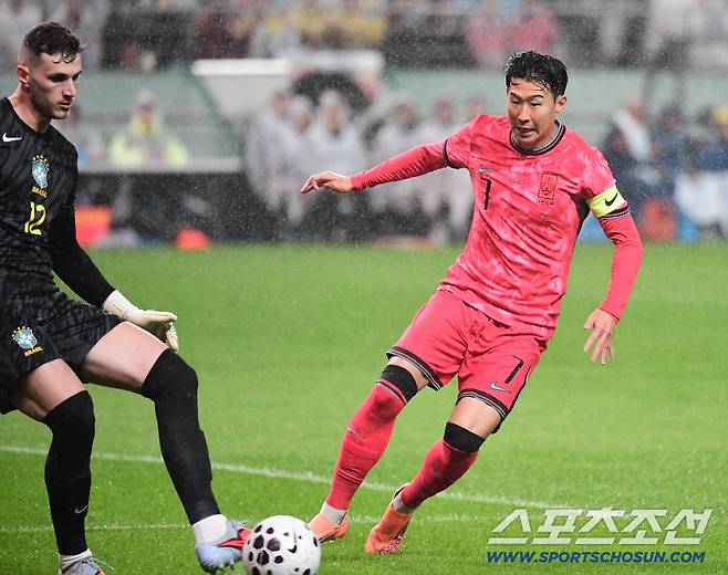 [현장에서]역사적인 날 고립된 '손톱' 손흥민, 슈팅 제로→63분만에 교체…벤치에서 수건으로 얼굴을 감쌌다