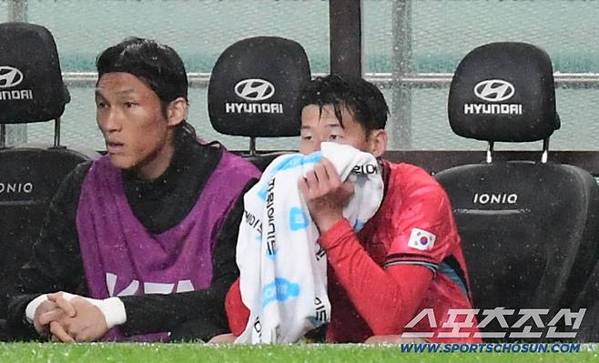 [현장에서]역사적인 날 고립된 '손톱' 손흥민, 슈팅 제로→63분만에 교체…벤치에서 수건으로 얼굴을 감쌌다