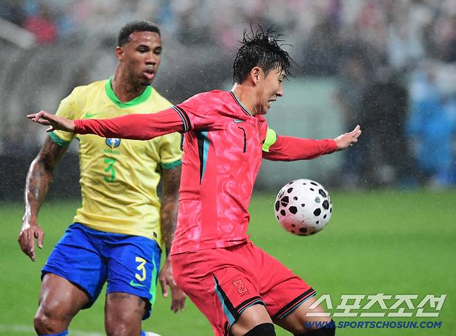 [현장에서]역사적인 날 고립된 '손톱' 손흥민, 슈팅 제로→63분만에 교체…벤치에서 수건으로 얼굴을 감쌌다