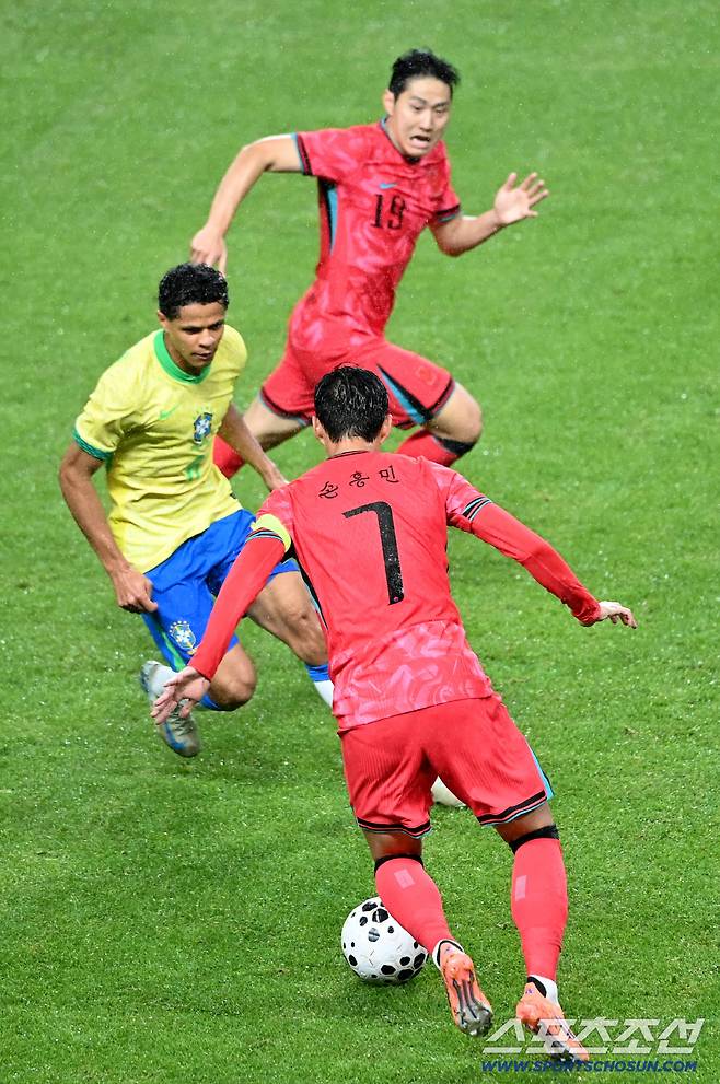 [현장에서]역사적인 날 고립된 '손톱' 손흥민, 슈팅 제로→63분만에 교체…벤치에서 수건으로 얼굴을 감쌌다