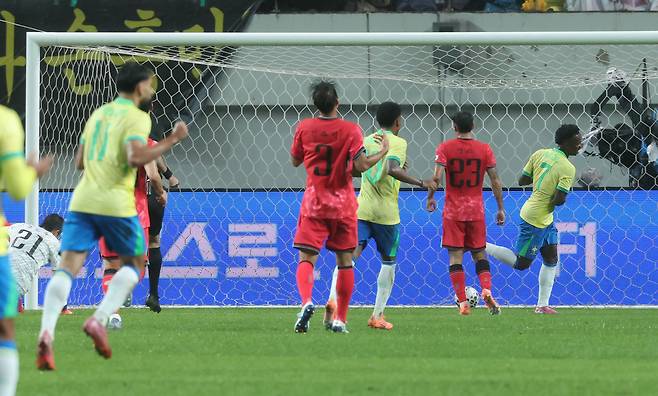 ‘아무리 브라질이지만, 이게 맞아?’ 홍명보호, ‘삼바군단’ 브라질 상대로 스리백 처참하게 무너지며 0-5 완패