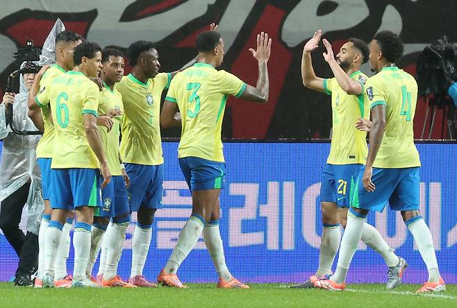 ‘아무리 브라질이지만, 이게 맞아?’ 홍명보호, ‘삼바군단’ 브라질 상대로 스리백 처참하게 무너지며 0-5 완패