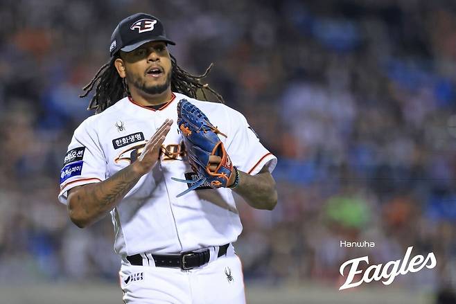 대만리그 '폰세' 될 줄 알았는데...'ERA 1.91'에도 3위로 밀린 '문동주 멘토' 가을야구 1선발 뺏겼다, 왜?