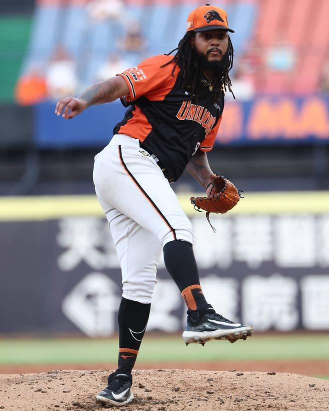 대만리그 '폰세' 될 줄 알았는데...'ERA 1.91'에도 3위로 밀린 '문동주 멘토' 가을야구 1선발 뺏겼다, 왜?