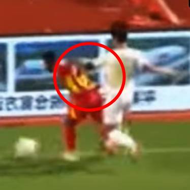 '전 세계 충격' 中 소림축구, 선수 생명 위독해진 비매너 '퍽치기'... 하반신 마비 위기→구단 이례적 공식 사과