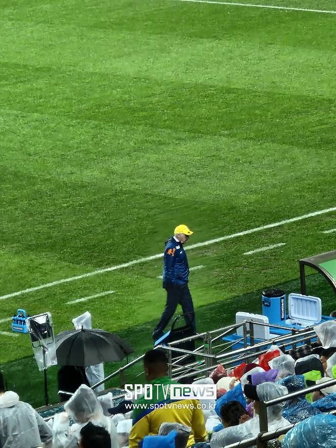 홍명보 감독에게 모자 벗고 예의 갖춘 안첼로티→66세에도 90분 내내 서 있었다...서울에서 본 명장의 품격 [SPO 현장]