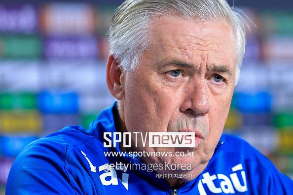 홍명보 감독에게 모자 벗고 예의 갖춘 안첼로티→66세에도 90분 내내 서 있었다...서울에서 본 명장의 품격 [SPO 현장]