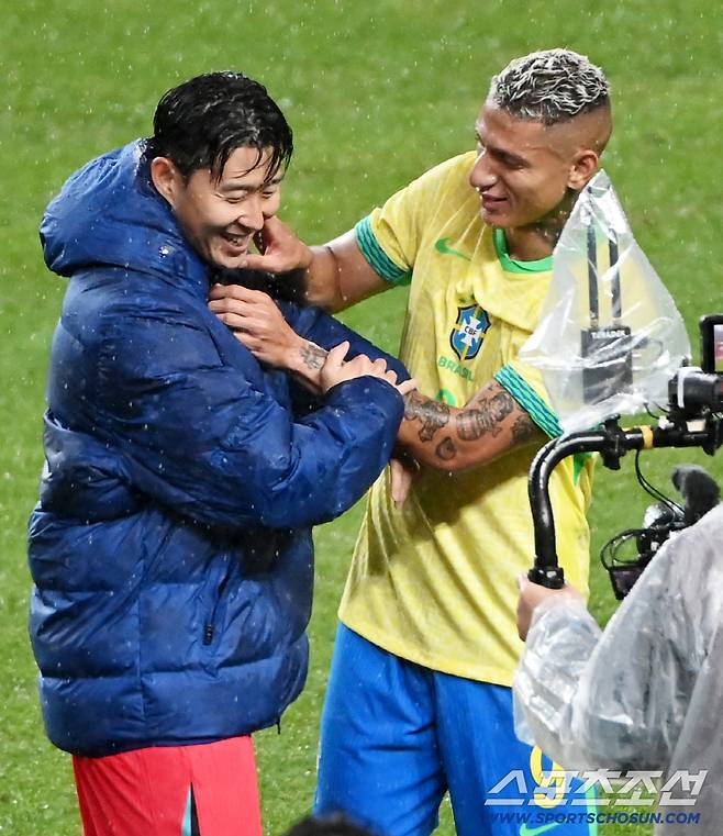 '쏘니 형, 미국은 왜 갔어?' 동생 투정에 활짝 웃은 손흥민, 히샬리송과 훈훈한 재회[상암 현장]