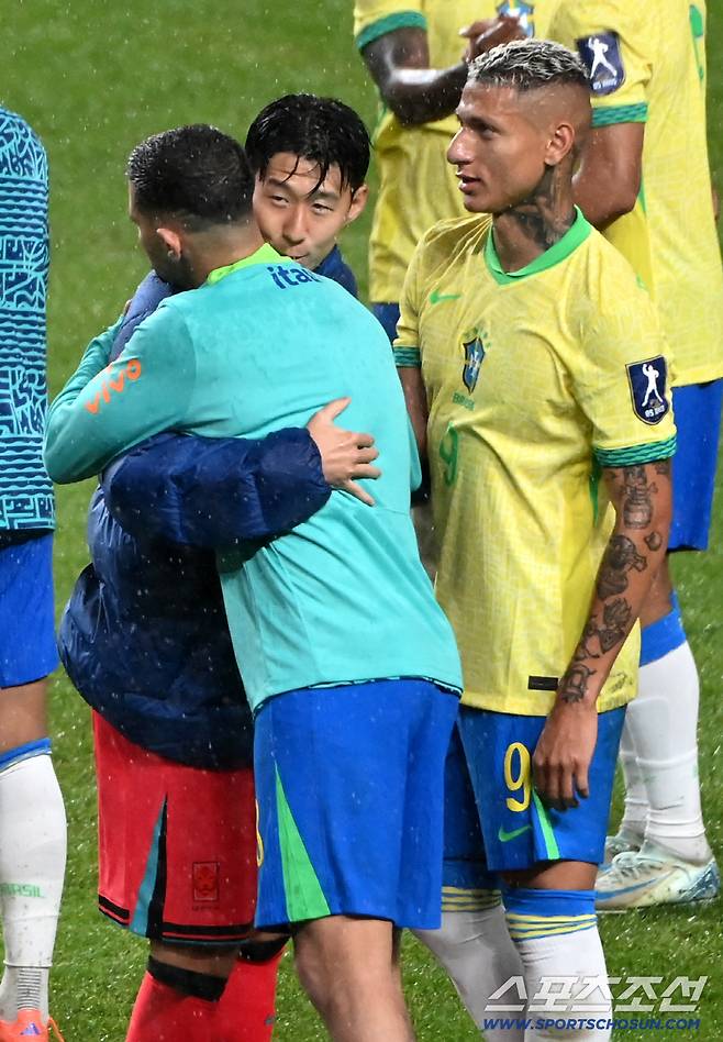 '쏘니 형, 미국은 왜 갔어?' 동생 투정에 활짝 웃은 손흥민, 히샬리송과 훈훈한 재회[상암 현장]