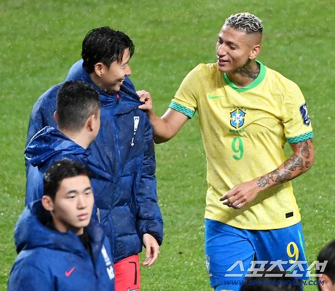 '쏘니 형, 미국은 왜 갔어?' 동생 투정에 활짝 웃은 손흥민, 히샬리송과 훈훈한 재회[상암 현장]