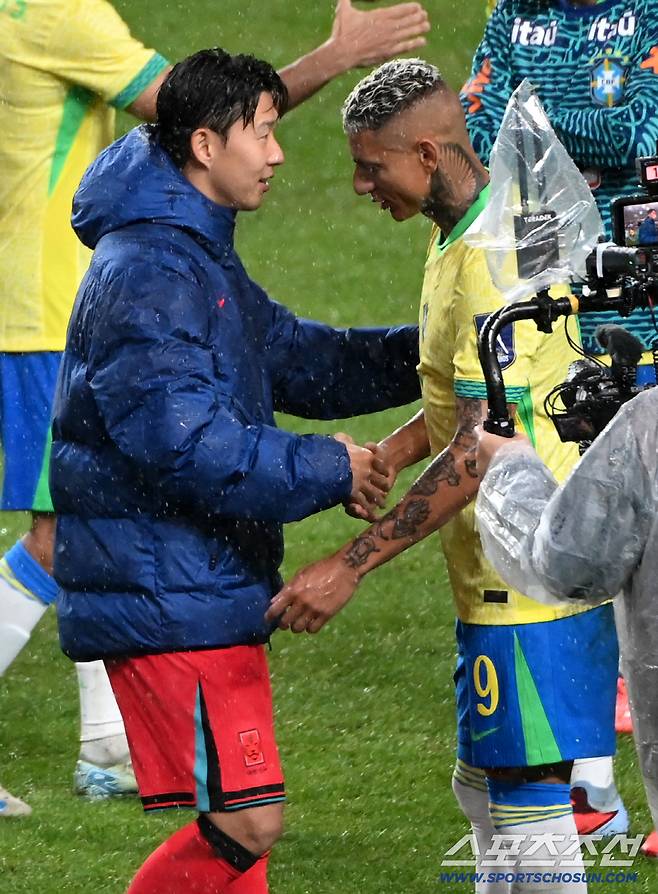 '쏘니 형, 미국은 왜 갔어?' 동생 투정에 활짝 웃은 손흥민, 히샬리송과 훈훈한 재회[상암 현장]