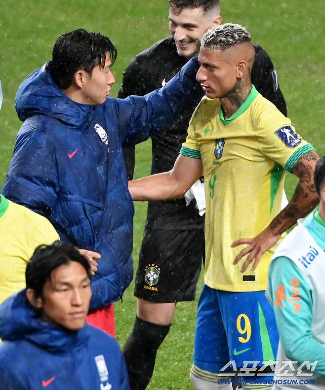 '쏘니 형, 미국은 왜 갔어?' 동생 투정에 활짝 웃은 손흥민, 히샬리송과 훈훈한 재회[상암 현장]