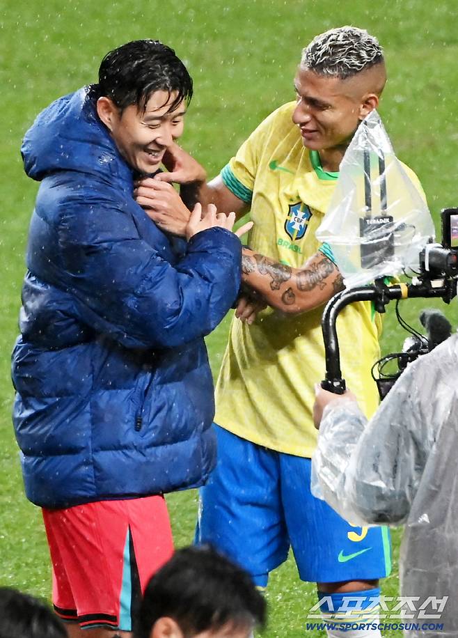 '쏘니 형, 미국은 왜 갔어?' 동생 투정에 활짝 웃은 손흥민, 히샬리송과 훈훈한 재회[상암 현장]