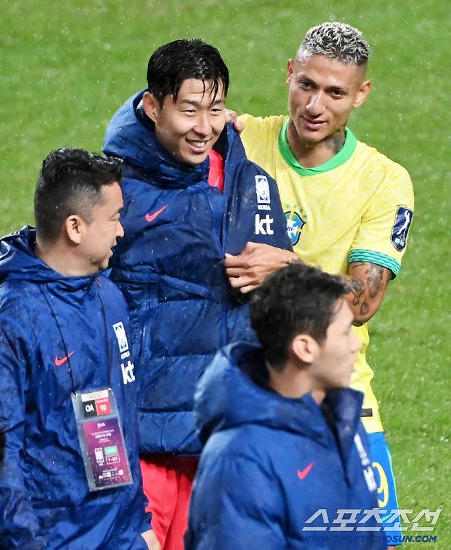 '쏘니 형, 미국은 왜 갔어?' 동생 투정에 활짝 웃은 손흥민, 히샬리송과 훈훈한 재회[상암 현장]