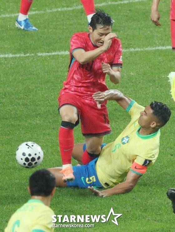 이강인 눈물겨운 '독박축구'... 브라질전 '텅 빈' 중원→답답함에 허공에 손짓만