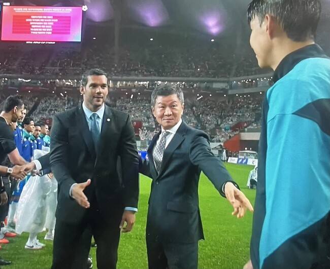 [442.live] 정몽규 회장 등장하고 홍명보 감독 소개되자…“우~” 6만 관중 일제히 ‘야유’