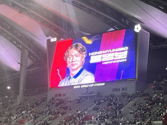 [442.live] 정몽규 회장 등장하고 홍명보 감독 소개되자…“우~” 6만 관중 일제히 ‘야유’