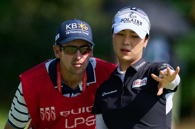 윤이나, 세계 1위 티띠꾼·4위 이민지에 판정승…