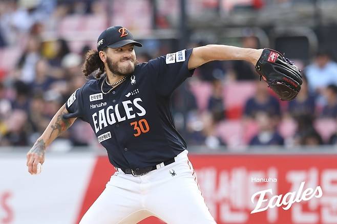 “KBO 4관왕 ‘괴물에이스’ 아빠 된다” 한화 폰세, 첫 가을야구 앞둔 진짜 이야기 [SS스타]