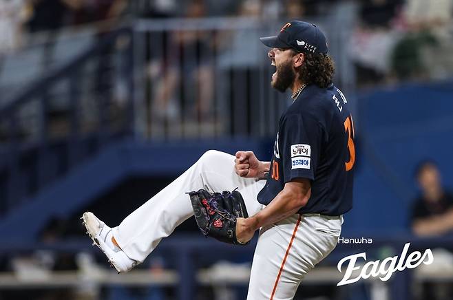 “KBO 4관왕 ‘괴물에이스’ 아빠 된다” 한화 폰세, 첫 가을야구 앞둔 진짜 이야기 [SS스타]