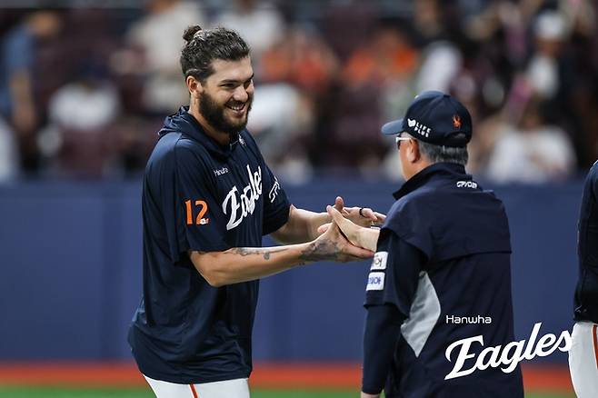 “KBO 4관왕 ‘괴물에이스’ 아빠 된다” 한화 폰세, 첫 가을야구 앞둔 진짜 이야기 [SS스타]