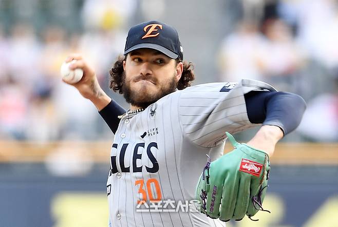 “KBO 4관왕 ‘괴물에이스’ 아빠 된다” 한화 폰세, 첫 가을야구 앞둔 진짜 이야기 [SS스타]