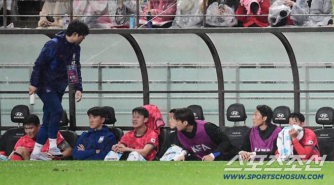 [현장인터뷰]'기나긴 90분' 홍명보 감독 감싼 치명적 실수, 김민재