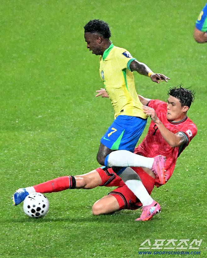 [현장인터뷰]'기나긴 90분' 홍명보 감독 감싼 치명적 실수, 김민재