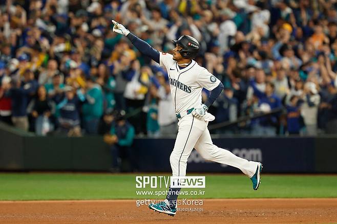 'MLB 역대 최초 썼다' 9이닝 모자라 15이닝 298분 명승부→시애틀 24년 만의 ALCS…폴랑코 끝내기