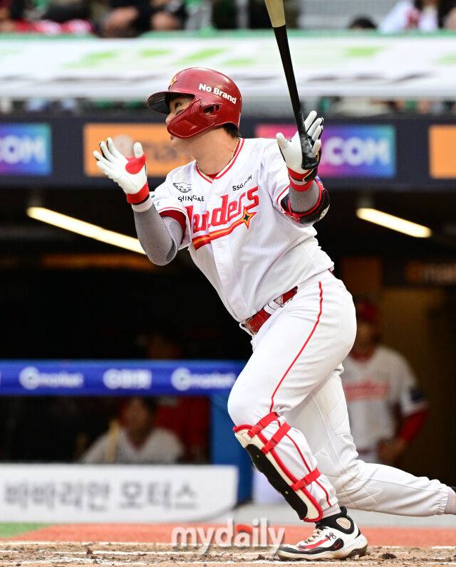 '와 또 넘겼다' 새로운 가을사나이 탄생인가, 홈런→홈런에 SSG 팬들 열광…이 선수의 방망이 왜 이리 뜨겁나 [MD인천 준PO2]