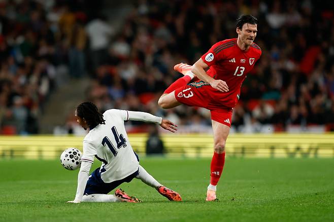 ‘팀 동료를 개목줄 채웠다’ SON 없으니 토트넘 기강 ‘개판’ 팬들은 “이게 프로 선수의 행실이야?” 비판