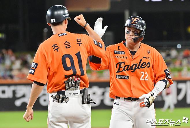 1년 전 대전서 마무리 훈련했는데 …'8위 탈락→2위로 PS 준비' 한화 캡틴