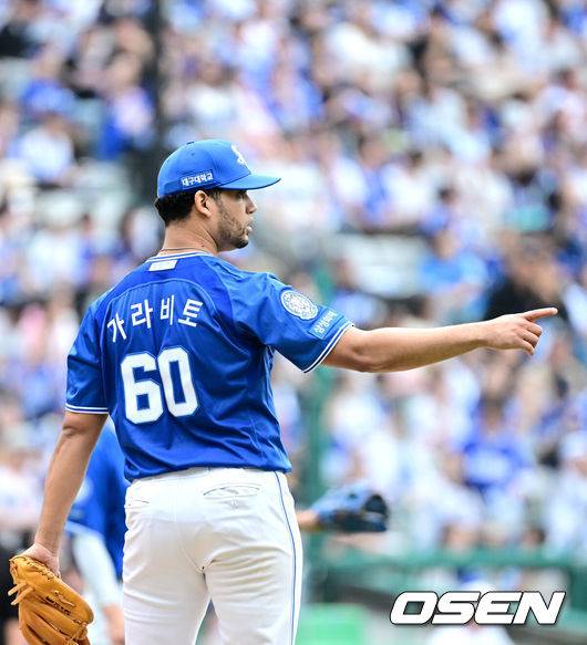 삼성 2차전 패전 위기다...‘사흘 휴식’ 가라비토 단추 풀어헤치고 QS 역투했지만, 타선 응답 없었다 [준PO2]