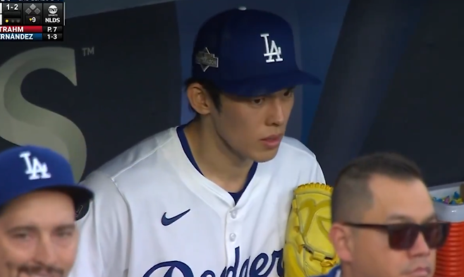 사사키 얼마나 집중했길래 더그아웃에서 이러고 있을까…MLB가 주목한 그 장면, 그 눈빛