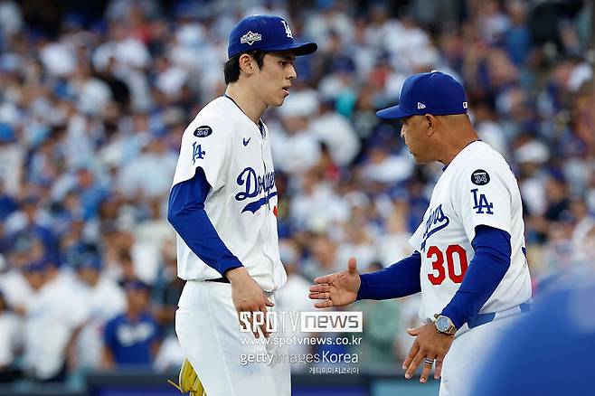 사사키 얼마나 집중했길래 더그아웃에서 이러고 있을까…MLB가 주목한 그 장면, 그 눈빛