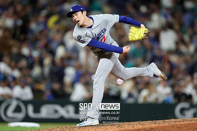 사사키 얼마나 집중했길래 더그아웃에서 이러고 있을까…MLB가 주목한 그 장면, 그 눈빛
