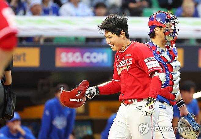 김성욱, 9회말 끝내기 홈런…SSG, 삼성 꺾고 준PO 1승 1패