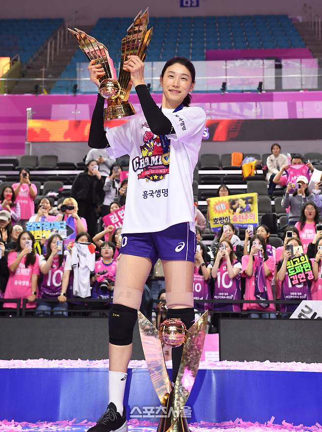 굿바이 ‘배구여제’ 김연경, 흥국생명 새 시즌 개막전서 은퇴식