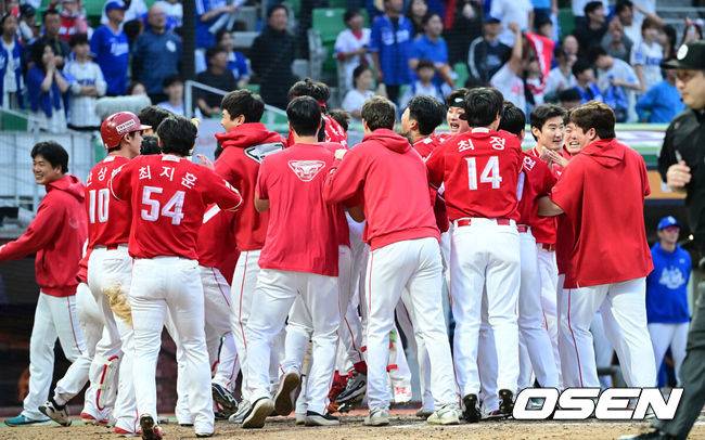 “그 동안 구박 많이 했는데…” 트레이드 안 했으면 어쩔 뻔, 지명권+5천만원 안 아깝다. ‘첫 승’ 사령탑도 대만족 [준PO2]