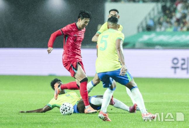 '또' 교체된 손흥민, 홍명보호 출전 시간이 급격하게 줄고 있다